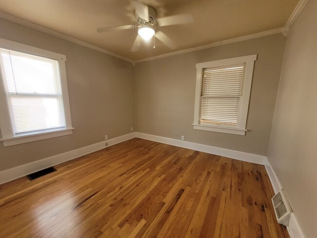 Building Photo - Two bedroom home, beautiful hardwood floors!