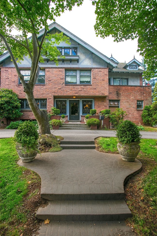 Building Photo - 211 W Highland Dr