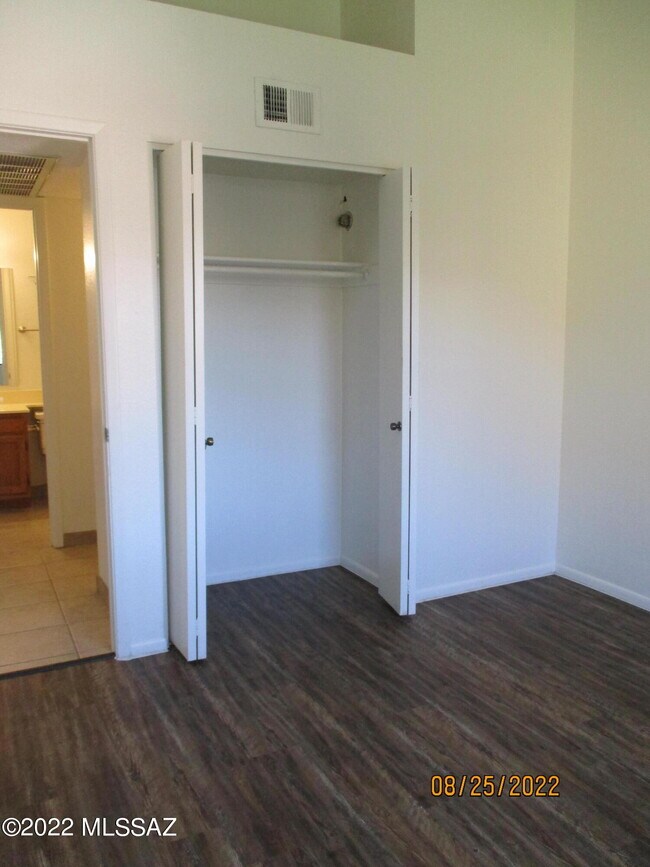 Building Photo - 2166 N Pantano Rd