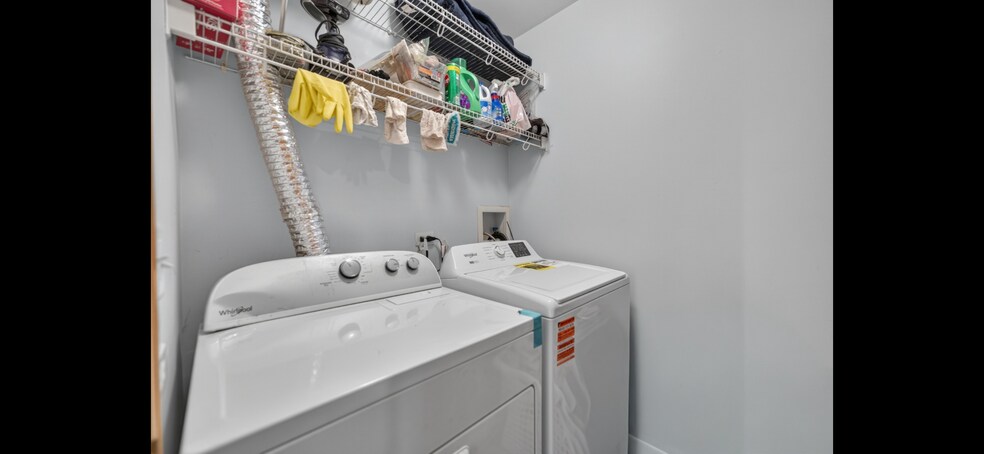 Building Photo - 949 Tanager Ct