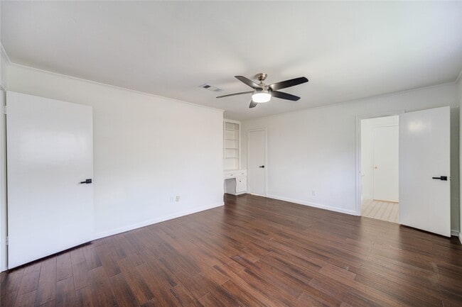 Building Photo - 5930 Miller Valley Dr
