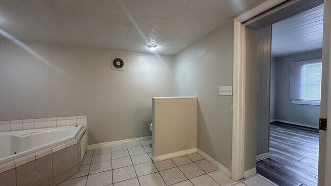 Building Photo - Spacious 3 Bed, 2 Bath Just Minutes from the Beach