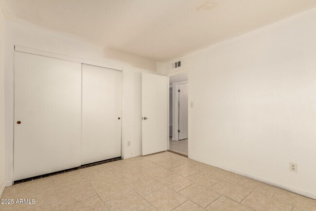 Building Photo - 5603 W Greenbriar Dr