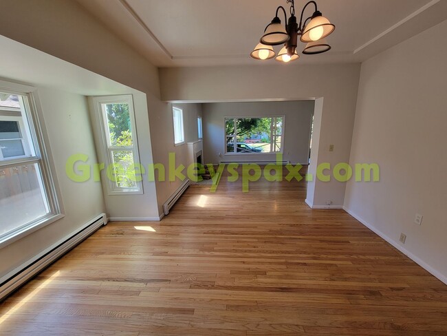 Building Photo - Awesome 3-Bedroom 1.5-Bathroom House in Ho...