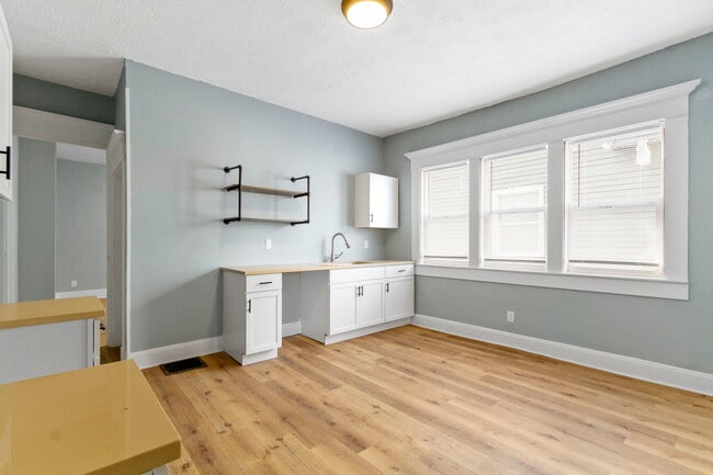 Building Photo - 17 E Parkview Ave