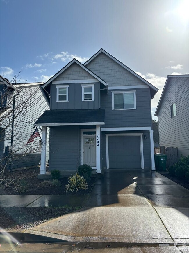 Building Photo - Newer 2 Story Home in Newberg