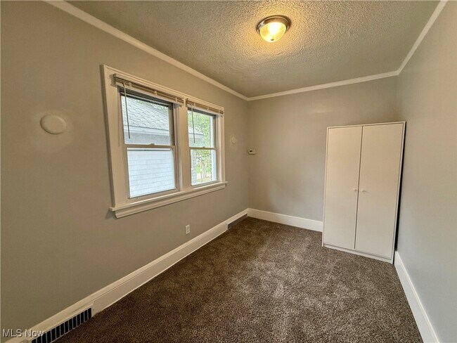 Building Photo - 810 Thayer St