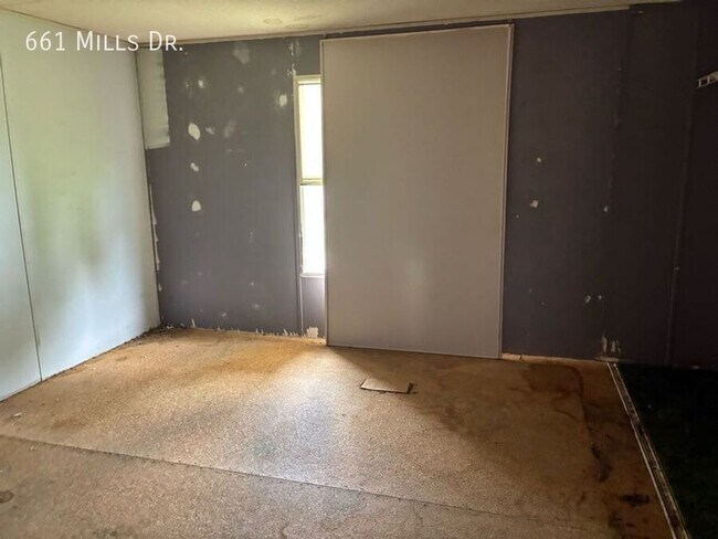 Building Photo - 661 W Mills Dr