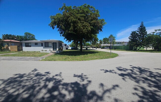 Building Photo - 1401 N 16th Ct