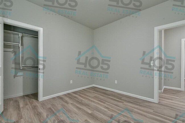 Building Photo - 4 Bedroom Rental w/2 car garage
