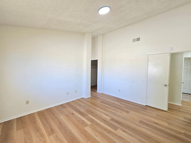 Building Photo - 10621 N Loop Blvd