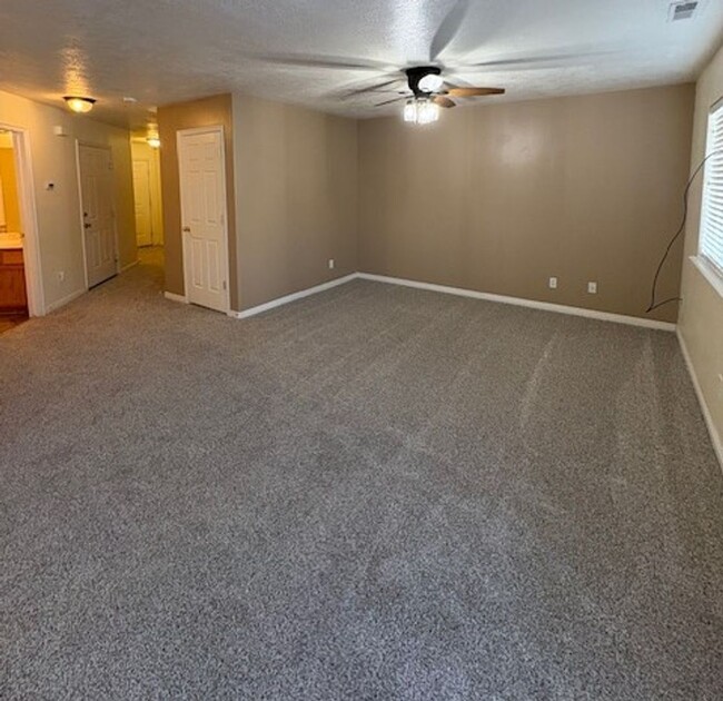 Building Photo - 3 Bedroom Townhome in South Jordan!