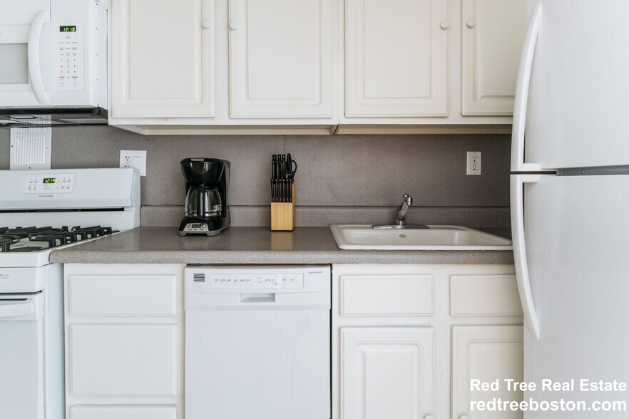 Building Photo - 175 Freeman St