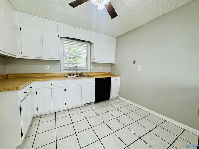 Building Photo - 268 Pops Corner