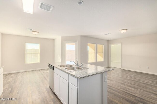 Building Photo - 1203 W Elm Ave