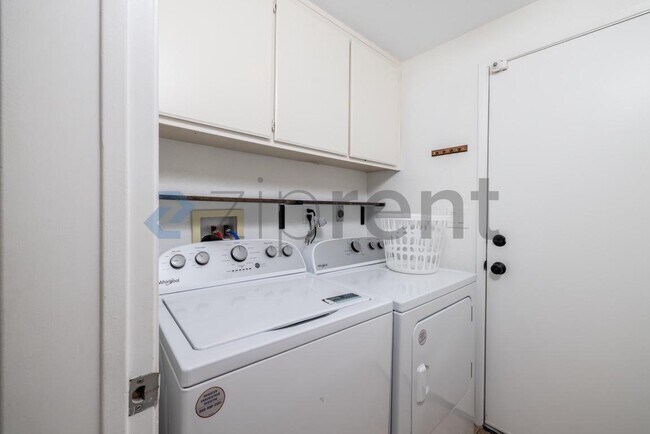 Building Photo - Unit