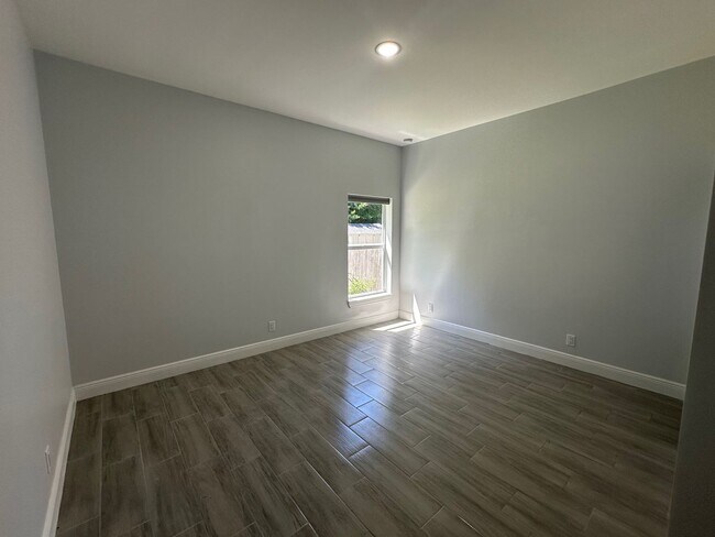 Building Photo - 3 Bedroom 2 Bath 1 Car Garage