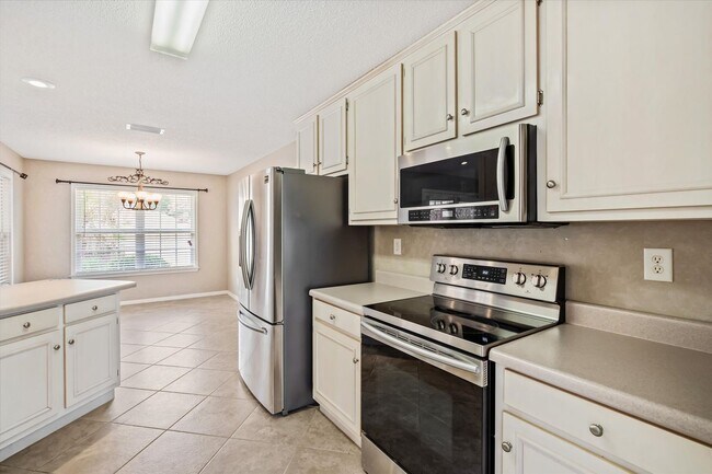 Building Photo - WELCOME TO REMINGTON ESTATES - AND A POOL!