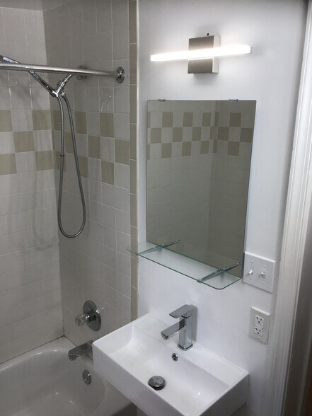 Bathroom - 253 W 31st St