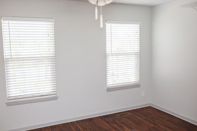 Building Photo - Nice 2 Bedroom Townhome in Lakewood