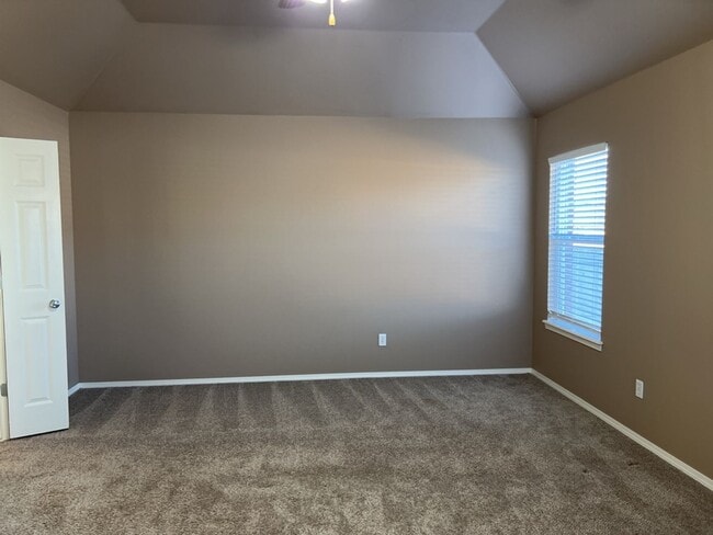 Building Photo - Welcome to this stunning 3-bedroom, 2-bathroom home located in the desirable Broken Arrow, OK.