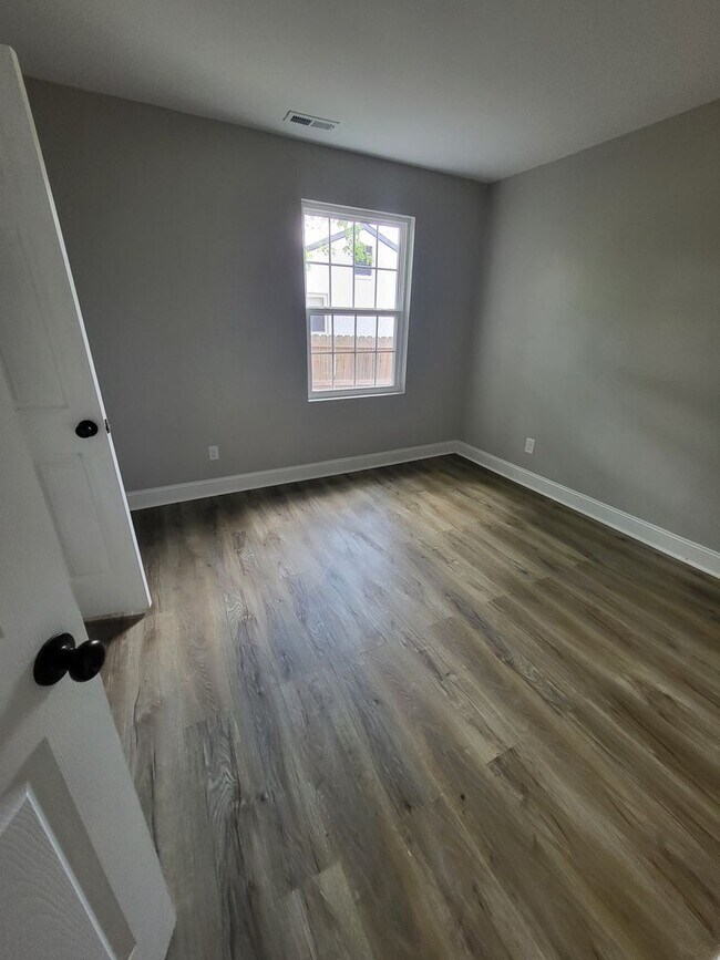 Building Photo - Remodeled 3BR home minutes from Uptown Cha...