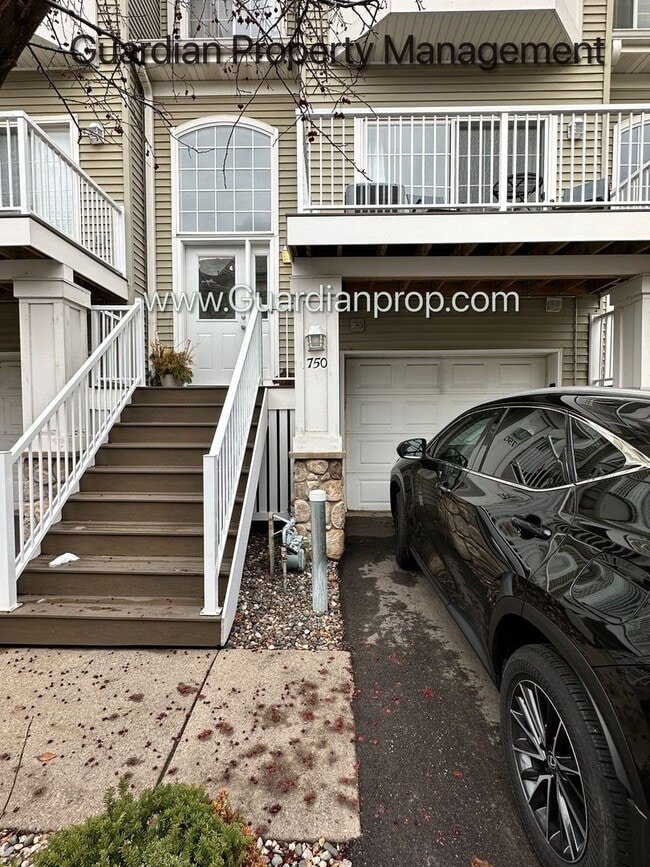 Building Photo - Minnetonka Town Home, Balcony, Washer/Dryer, Dishwasher, Available June