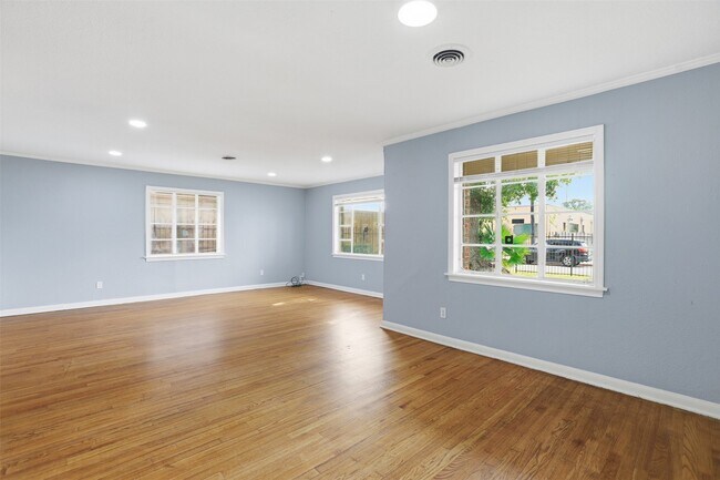 Building Photo - 3917 Anita St