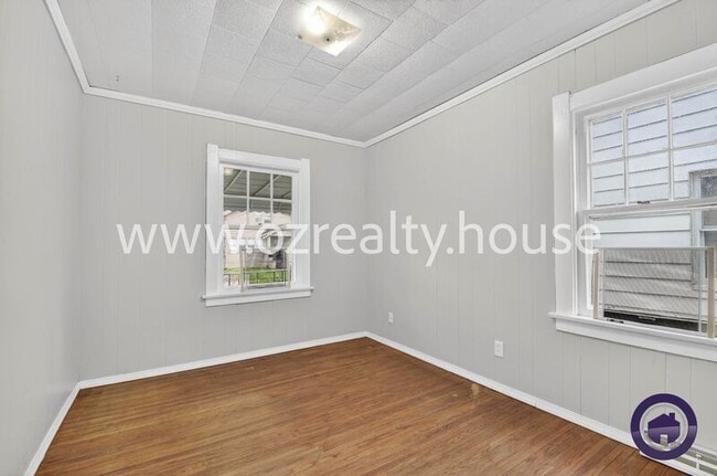 Building Photo - 2032 Barrows St