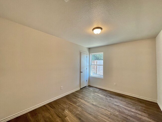 Building Photo - 1712 Clovis Dr