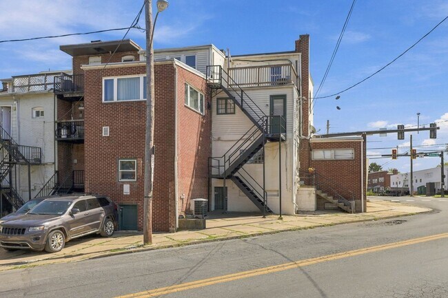Building Photo - 849-851 Manor St