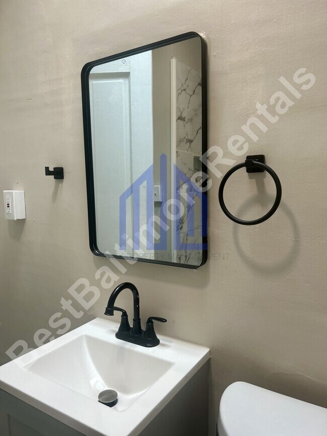 Building Photo - Spacious 3 Bedroom in West Baltimore