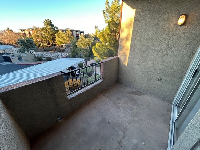 Building Photo - ADORABLE 2 BEDROOM 2 BATHROOM CONDO LOCATED IN A GATED COMMUNITY