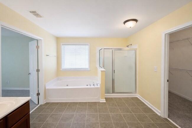 Building Photo - Clean 5 Bedroom Collins Hill Home with First Floor Suite and Oversized Master