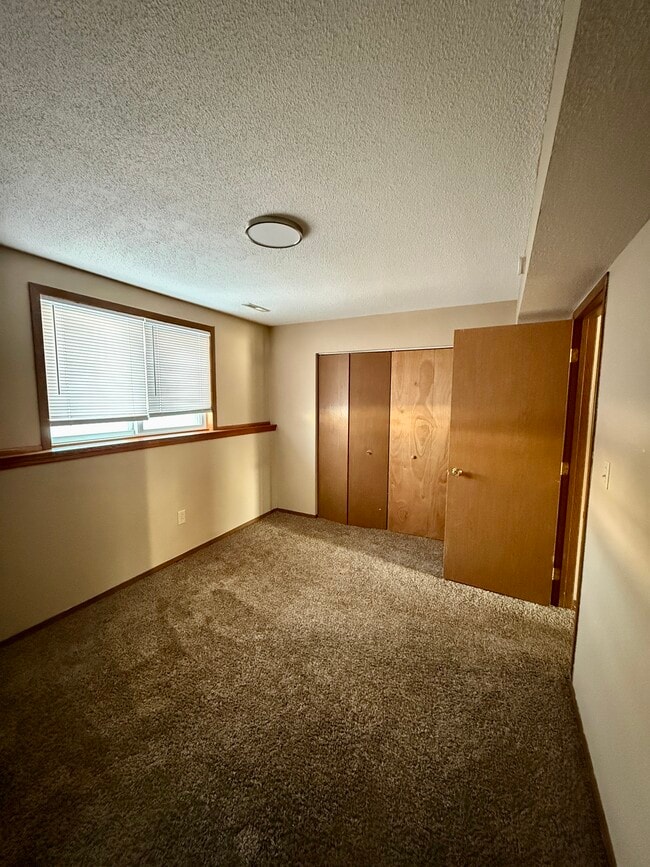 Building Photo - 1018 Castlewood Dr