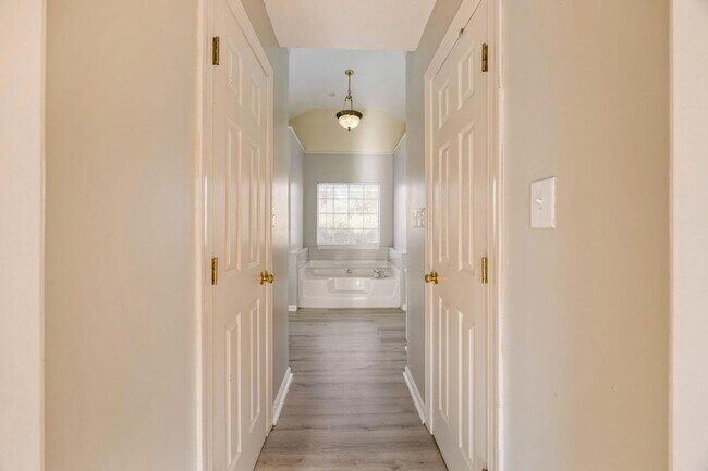 Building Photo - 1114 Rivershyre Dr