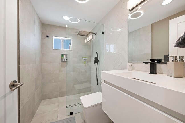 Building Photo - 2112 NE 32nd Ave