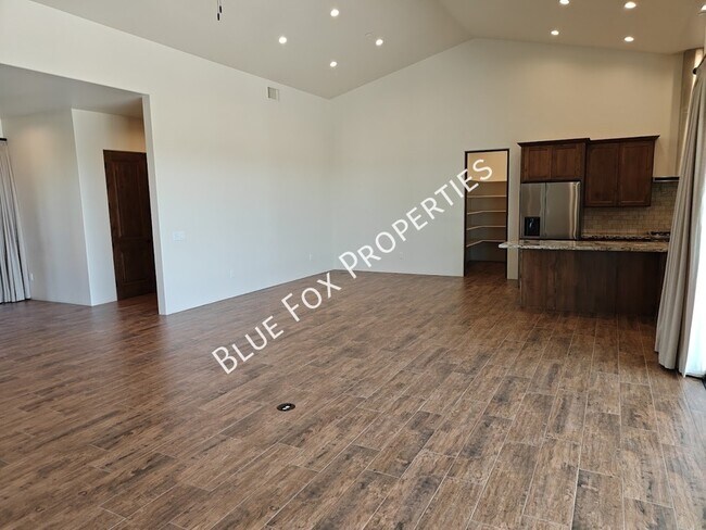 Building Photo - 13037 N Red Quail Pl