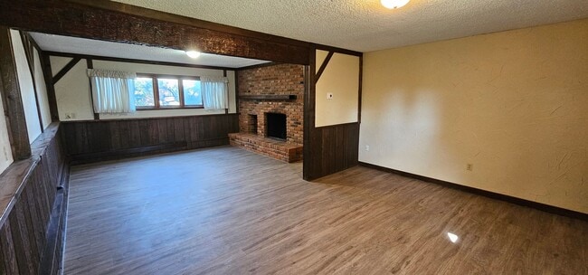 Building Photo - Newly Renovated 3Bed/2Bath Home Now Availa...