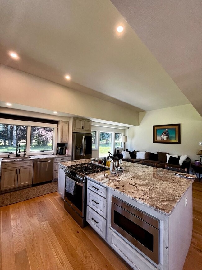 Building Photo - Executive Rental on Riverside Country Club...