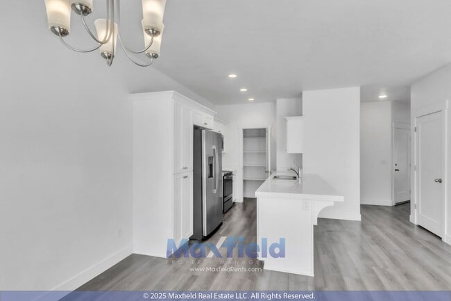 Building Photo - Spacious 5-Bedroom End-Unit Townhome with ...