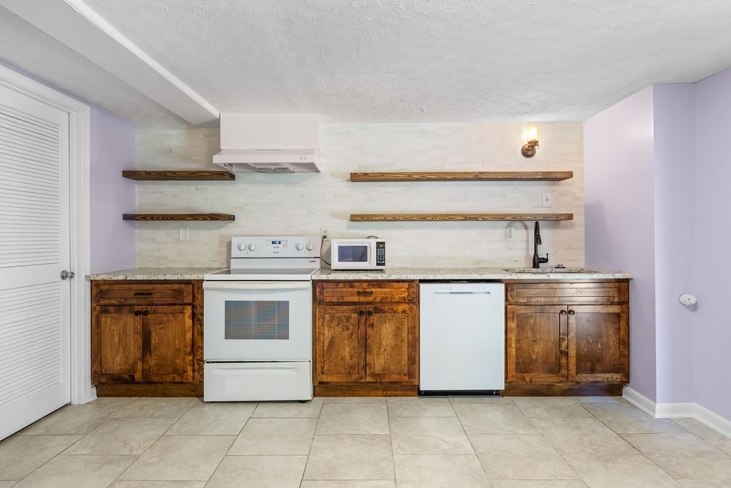 Kitchen - 512 River Rouge Dr