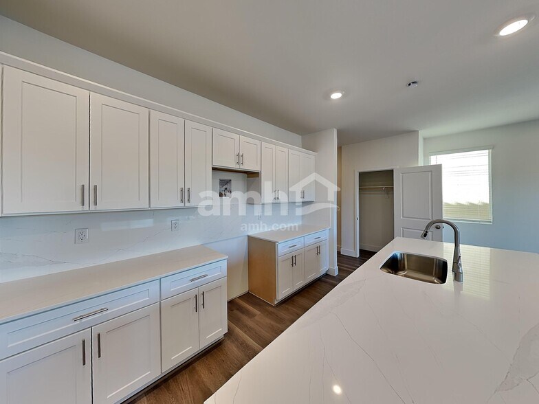 Building Photo - 7786 Hickory King Ave