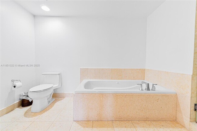 Building Photo - 20000 E Country Club Dr