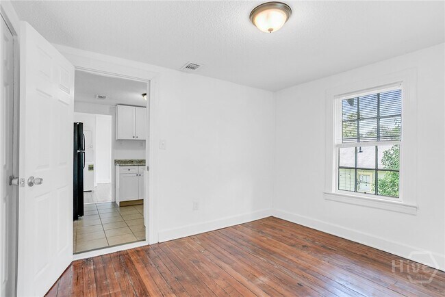 Building Photo - 906 E 39th St