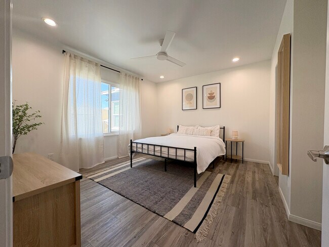 Building Photo - 813 W Beach Ave