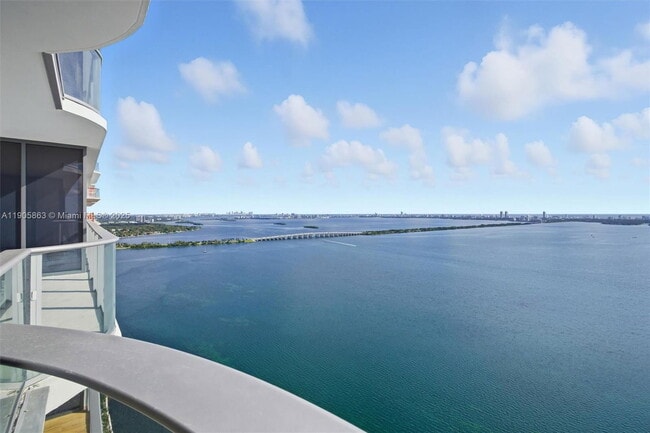 Building Photo - 700 NE 24th St