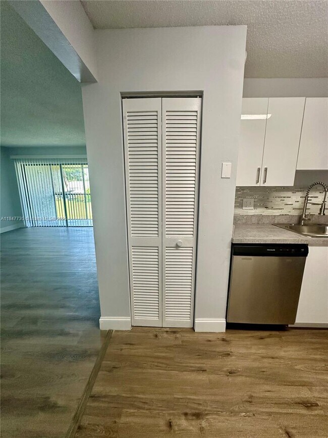 Building Photo - 10722 Royal Palm Blvd