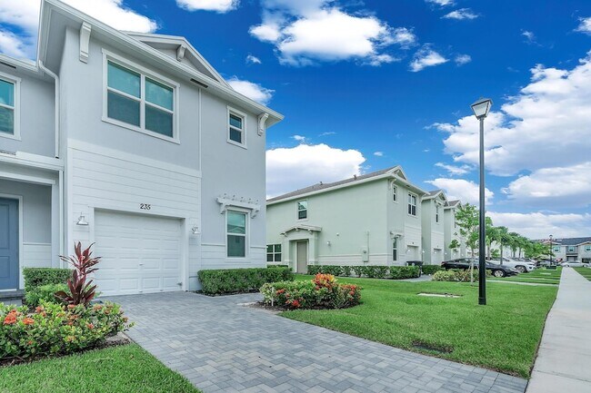 Building Photo - 235 SE Woodbark St