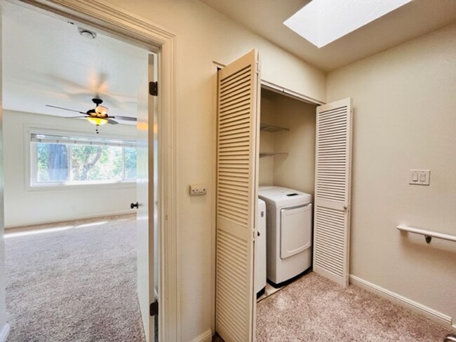 Building Photo - Move-in Ready 2BD/2.5BA Townhome in Westsi...